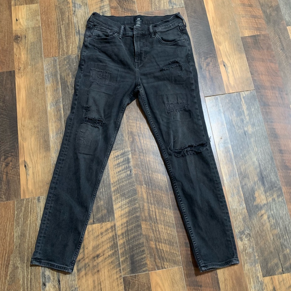 Woman’s Black Distressed Jeans